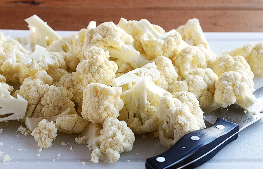 1. Этап. Цветная капуста в духовке: Разделяем ее на соцветия при помощи ножа и пальцев рук :)