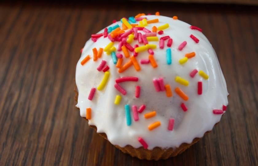 1. Этап. Глазурь на пасху: Вот так она сидит на кексе. Нельзя намазывать глазурь на горячую выпечку. Пасха должна остыть.