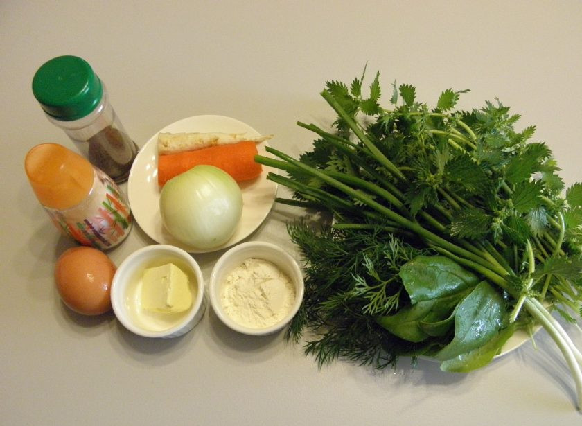 1. Этап. Щи из крапивы: 1. Подготовьте продукты для щей. Крапиву берите только в перчатках! Промойте ее тщательно, дайте стечь воде, также поступите и с другой зеленью. Очистите овощи. Сварите яйцо вкрутую.