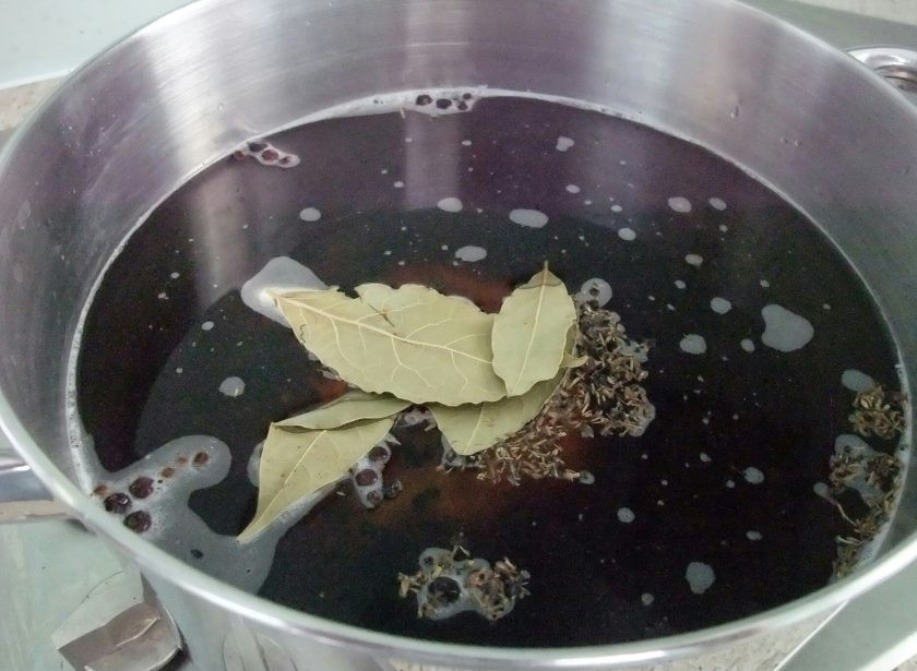 1. Этап. Засолка сала в рассоле: 2. В кастрюлю налейте необходимое количество воды. Измельчите ягоды можжевельника и выложите их в кастрюлю, добавьте все оставшиеся специи, соль и сахарный песок. Отправьте кастрюлю на огонь и варите до растворения крупинок. Уберите с огня и оставьте до полного остывания.