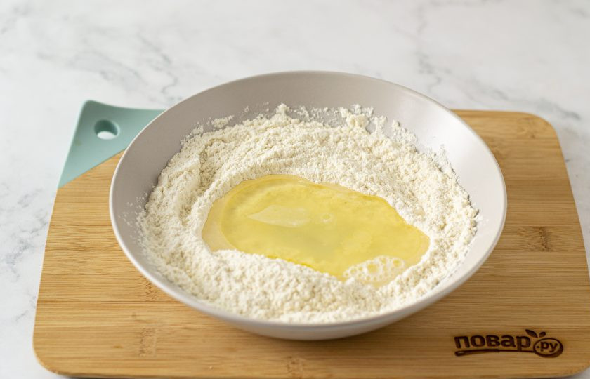 1. Этап. Кунжутное печенье: В центр смеси влейте воду с маслом.