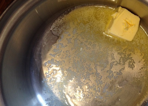 1. Этап. Суп из сыра: Растапливаем в кастрюльке сливочное масло.