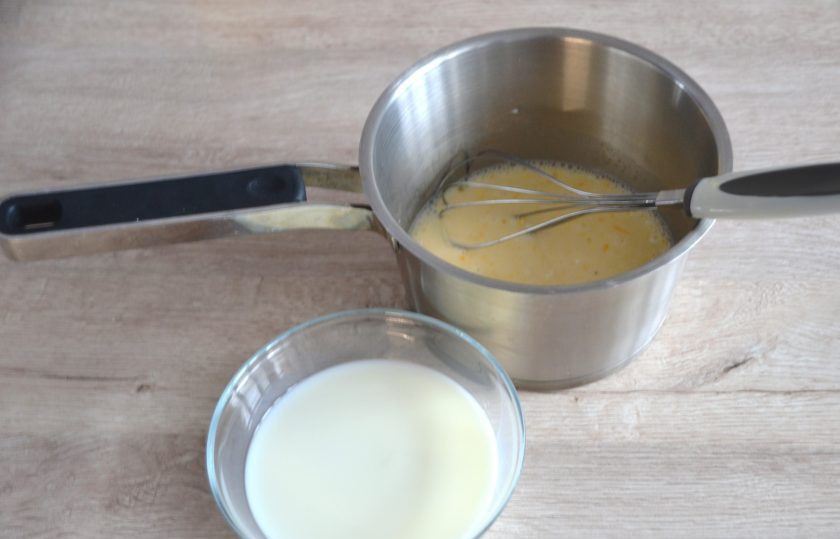 1. Этап. Торт Полено с вишней: Влейте в сотейник половину молока (125 мл.), размешайте, влейте вторую половину молока (125 мл.), поставьте на небольшой огонь, нагрейте, но не до кипения.
