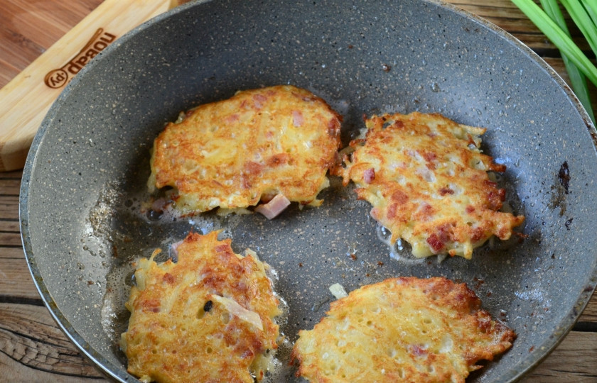 1. Этап. Цмунда: Жарьте лепешки с обеих сторон по 3-5 минут до золотистого цвета.