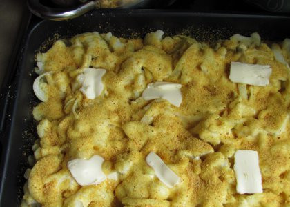 1. Этап. Цветная капуста в сырном соусе: 6. Сверху выкладываем кусочки сливочного масла и отправляем все в духовку. Запекаем около 25 минут при средней температуре.