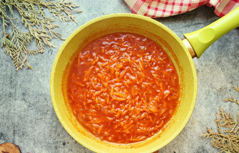 1. Этап. Судак под маринадом: Влейте в сковороду горячую воду, добавьте сахар, посолите, специи. Влейте уксус, поперчите и тушите все в течение одной минуты после закипания.