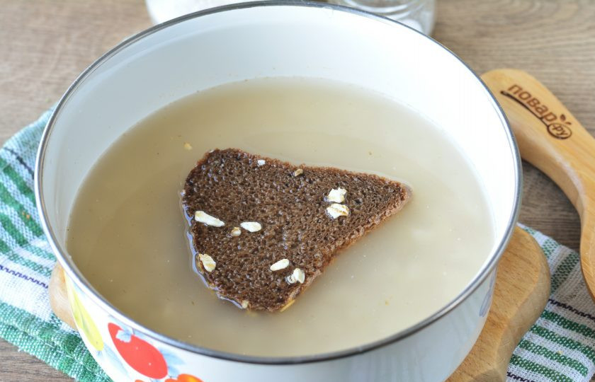 1. Этап. Русский кисель: Залейте водой. Оставьте на сутки на столе, прикрыв крышкой.