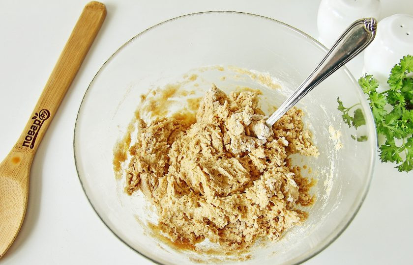 1. Этап. Пельмени из цельнозерновой муки: Перемешивайте тесто сначала ложкой, затем когда станет трудно перемешивать, продолжите замес руками, подсыпая оставшуюся муку.