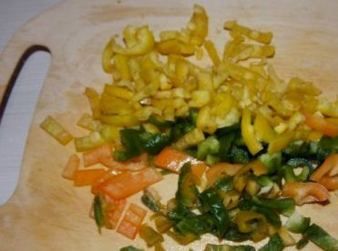 1. Этап. Суп из консервированной кукурузы: Болгарский перец очистим от семян и нарежем соломкой.