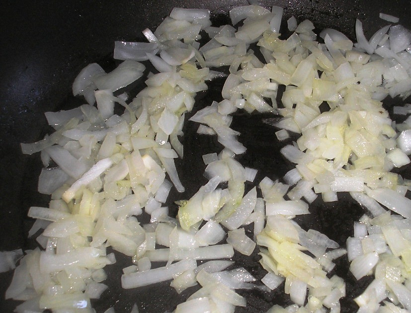 1. Этап. Запеканка с фисташками: Лук и чеснок измельчите и обжарьте на сковороде до мягкости.