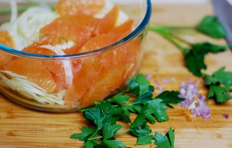 1. Этап. Морской окунь на салате: 2. Апельсин очистите от кожуры и плёнок. Петрушку мелко нарубите. Лук измельчите. Всё соедините. Добавьте ложку масла, уксус, соль, семена фенхеля и перец.