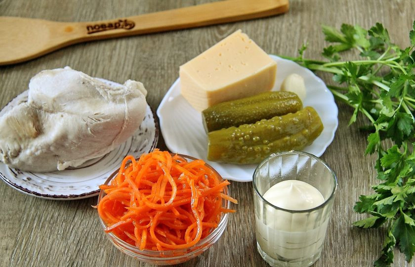 1. Этап. Салат Лисичка с корейской морковкой: Подготовьте все ингредиенты. Куриное филе заранее отварите до готовности в подсоленной воде и остудите.