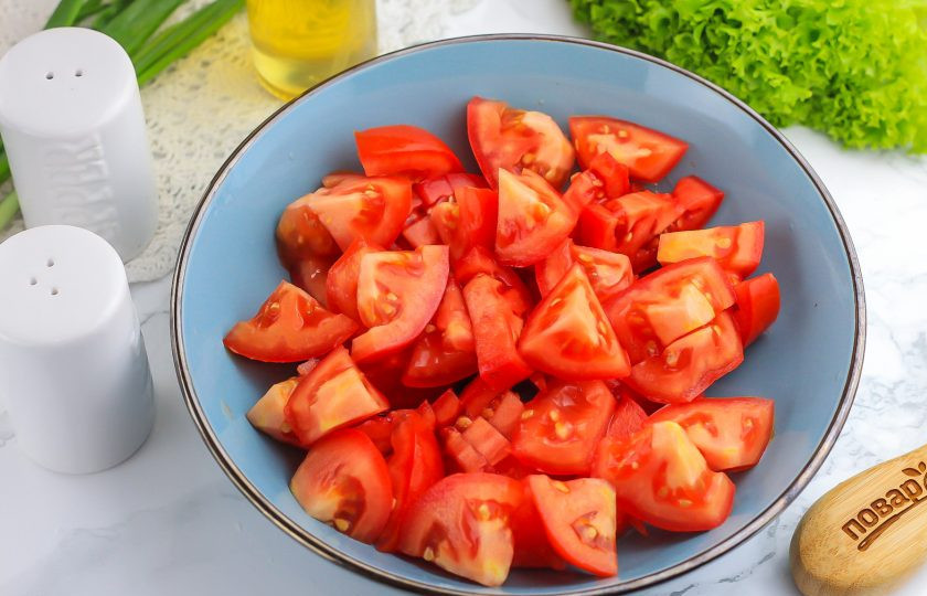 1. Этап. Салат из помидоров с соевым соусом: Помидоры промойте в воде и вырежьте из плодов зеленые сердцевинки. Нарежьте томаты крупными ломтиками и высыпьте нарезку в глубокую емкость.