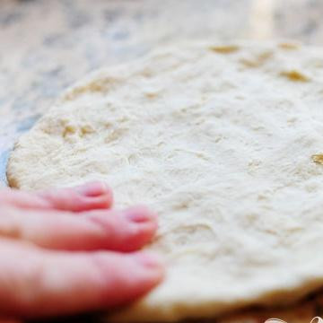 1. Этап. Хлеб индийский: 4. Отщипнуть кусок теста, разместить его на чистой рабочей поверхности и сформировать круг диаметром 10-17 см. вы также можете сделать один большой хлеб, если хотите.