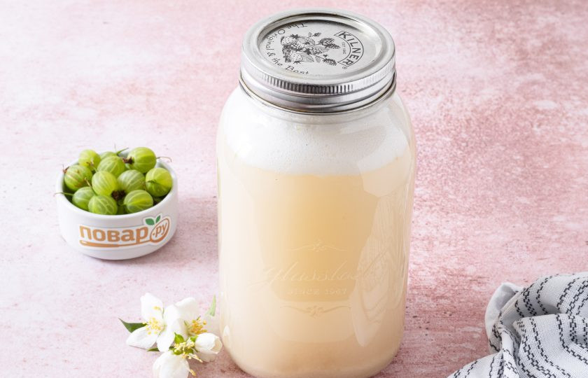 1. Этап. Квас из крыжовника: Процедите напиток и перелейте в плотно закрывающуюся банку или бутылку. Уберите в холодильник на 3-5 часов.