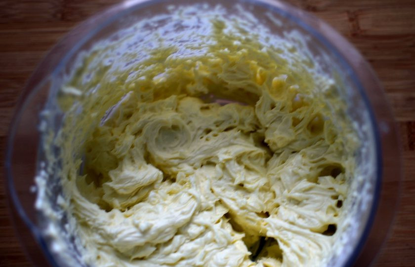 1. Этап. Морковный торт с ароматом апельсина: Для крема взбейте масло комнатной температуры с сахарной пудрой и ванильным экстрактом до белой пышной массы. Добавьте частями творожный крем и взбейте до однородности.