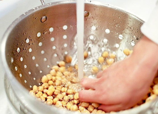 1. Этап. Нутовая паста: 1. Промойте нут и замочите на ночь в холодной воде.