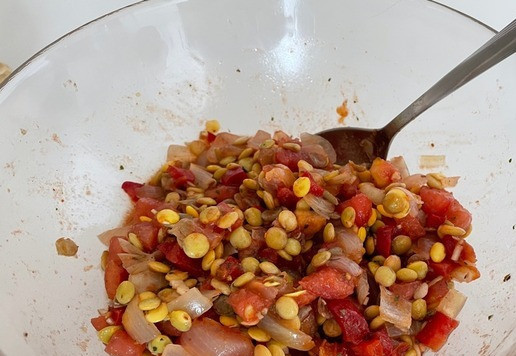 1. Этап. Рагу из баклажанов с зеленой чечевицей: В емкости смешиваем измельченный чеснок, мелко нарезанные помидоры и перец. Добавляем томатную пасту и обжаренный лук. Чечевицу откидываем на дуршлаг и тоже отправляем в емкость с овощами. Солим, перчим и добавляем любимые специи. (У меня: черный и красный перец, сушеная мята, молотая зира.) Если Вы баклажаны и лук не обжаривали, можно добавить 2 ст. л. растительного или сливочного масла.