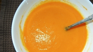 1. Этап. Рецепт запеканки из тыквы: Сделайте вторую начинку, смешав пюре с сахаром, крахмалом и яйцами. С апельсина снимите цедру, и также её добавьте.