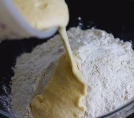 1. Stage. Snickerdoodle Cookies: Add the whipped mixture to the flour and knead the dough.