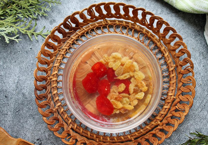 1. Этап. Творог с мацони: Сухофрукты сполосните и замочите на 5 минут в горячей воде. Снова сполосните и обсушите.