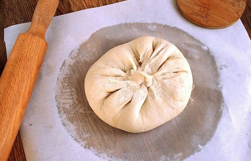 1. Этап. Хачапури по-имеретински классический: Соберите тесто в мешочек, тщательно закрепляя в центре.