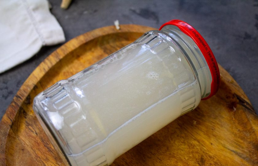 1. Этап. Настойка чеснока на спирту: Закройте емкость крышкой. Тщательно взболтайте все содержимое. Уберите в прохладное место на 2-3 дня, а затем снова тщательно взболтайте.