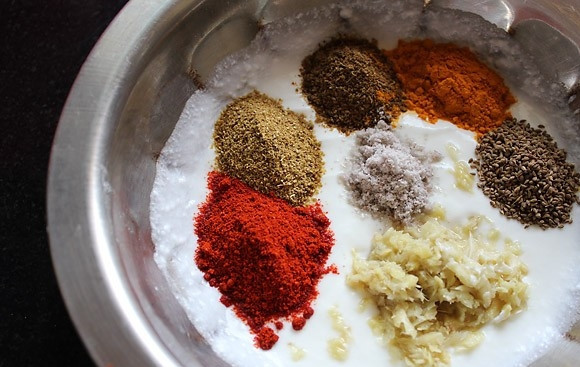 1. Этап. Закуска для пикника на природе: 3. Добавляю все необходимые специи (зиру и кориандр растираю в порошок).