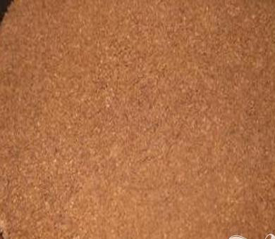 1. Этап. Творожная запеканка в шоколадном штрейзеле: 3. В форму для запекания выкладываем половину приготовленной шоколадной крошки. Сверху на шоколадную крошку накладываем готовую творожную массу. И сверху вновь штрейзель.