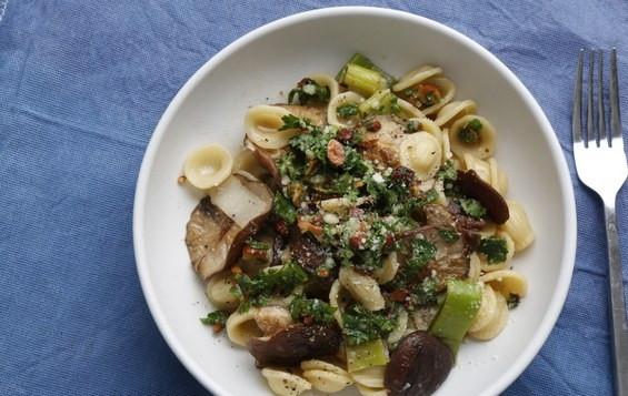 1. Этап. Паста вегетарианская: Разложите пасту по тарелками, а сверху выложите ореховую смесь. Подавайте к столу.