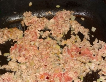 1. Этап. Свиха: Добавим к луку фарш, перемешиваем и обжариваем, разминая вилкой.