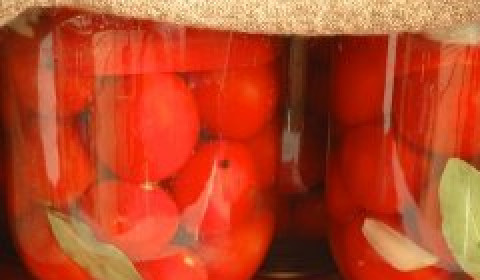 1. Этап. Засолка помидоров с луком на зиму: 3. Воду из банки в последний раз переливаем в кастрюлю и доводим до кипения, растворяя соль и сахар. Сюда же добавим уксус, чеснок и лавровый лист, перемешаем, заливаем этим маринадом овощи. Закатываем на зиму.