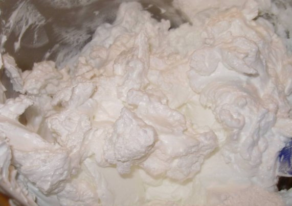 1. Этап. Белковый крем для торта: Если крем оставить на пару минут и не трогать, он может стать слегка рыхлым, не бойтесь.