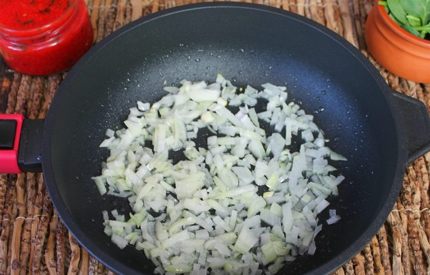 1. Этап. Фасоль Пинто: Приготовим овощной соус для фасоли. Лук режем мелко и обжариваем на подсолнечном масле.