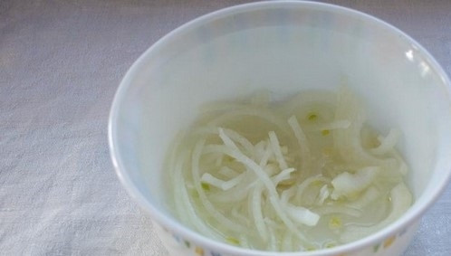 1. Этап. Салат с куриной копченой грудкой простой: 1. Первым делом очистите и измельчите полукольцами лук. Выложите в небольшую мисочку, добавьте соль и сахар, влейте уксус и немного воды. Оставьте мариноваться.