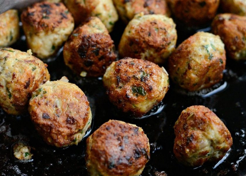 1. Этап. Митболы из курицы с сыром: 4. Потом в большой сковороде (лучше чугунной) разогрейте масло. Обжарьте в нём митболы до золотистой корочки пару минут.