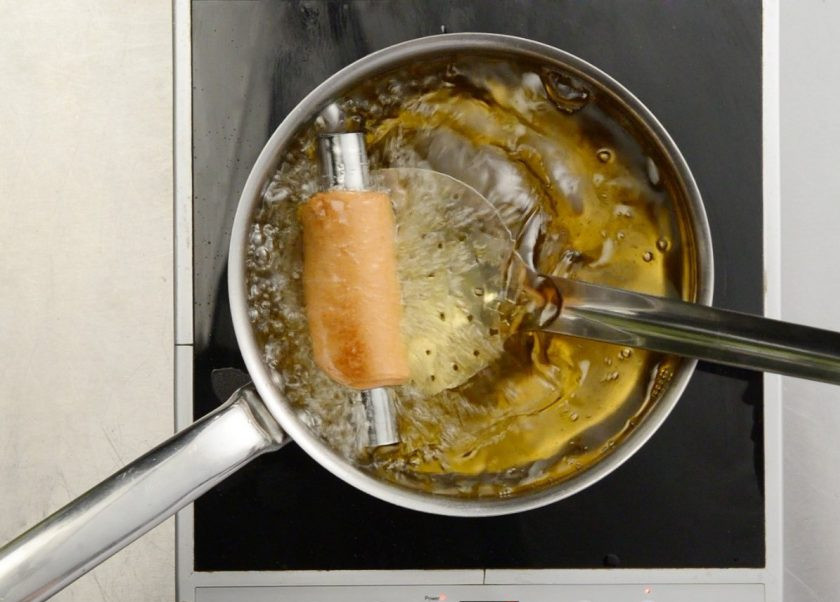 1. Этап. Канноли по-сицилийски: 3. Раскалите растительное масло и опускайте жариться поочередно основу до румяного цвета.