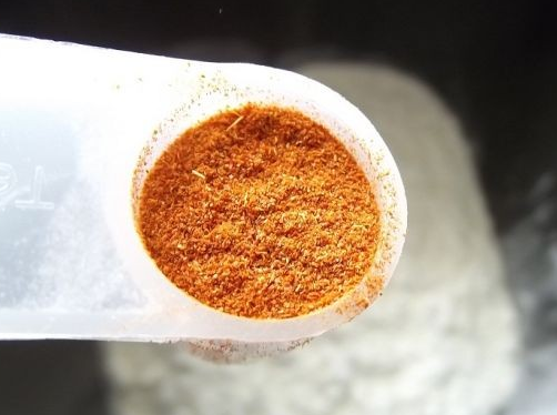 1. Этап. Хлеб с сыром: Добавляем паприку.