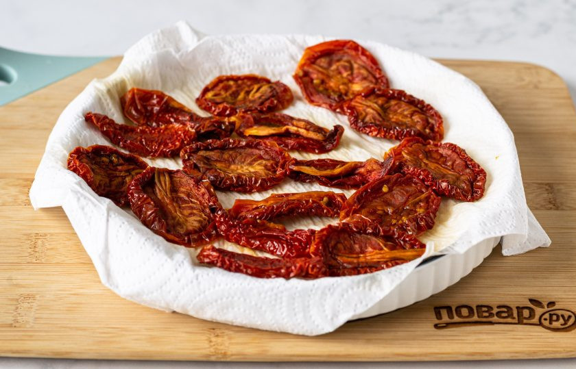 1. Этап. Вяленые томаты в масле: Выложите на бумажные полотенца, промокните, чтобы впиталась вся жидкость.