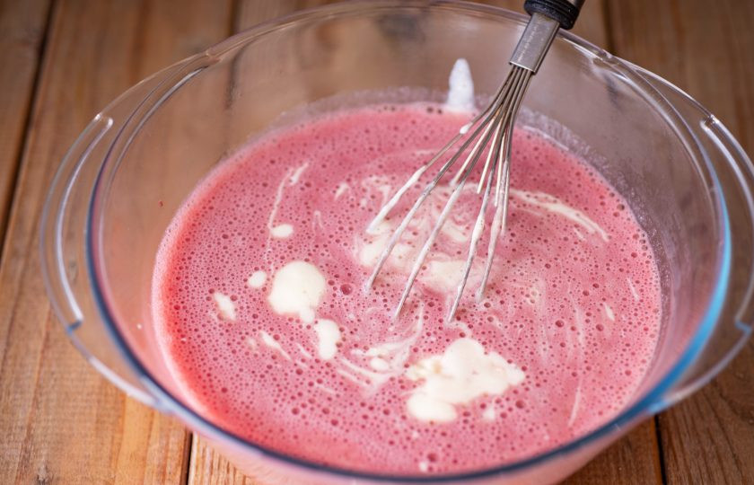 1. Этап. Молочное мороженое с клубникой: К ягодному пюре добавьте охлажденную молочную смесь. Перемешайте все венчиком.