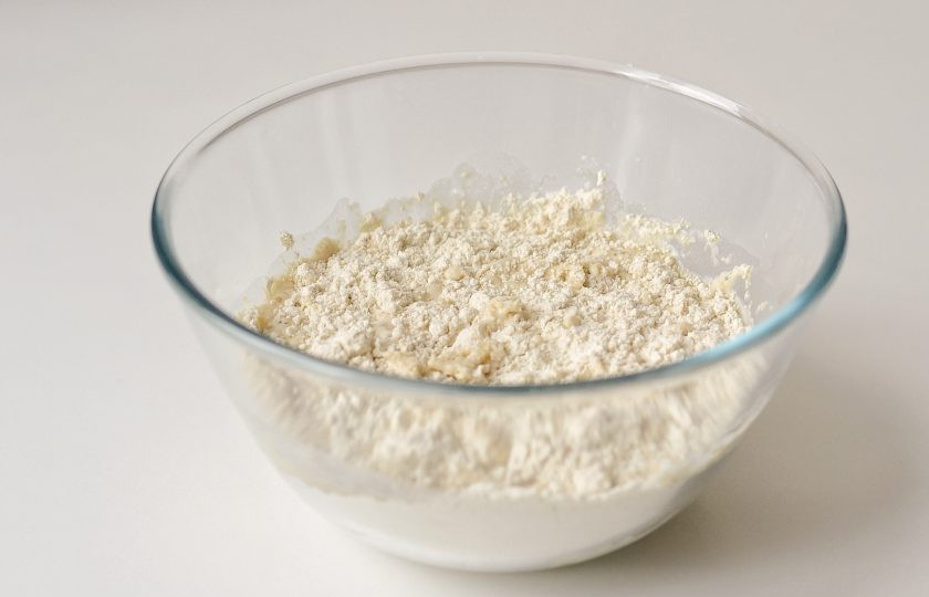 1. Этап. Блины на миндальном молоке: Следом влейте миндальное молоко и перемешайте, чтобы не оставалось комочков.