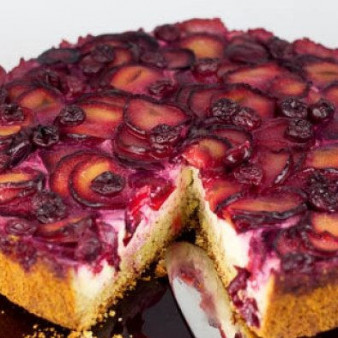 Пирог с творогом и сливами