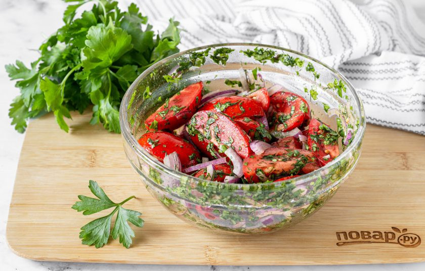 1. Этап. Маринованные помидоры с зеленью: Влейте маринад к помидорам, перемешайте. Накройте миску крышкой или затяните пищевой пленкой, оставьте при комнатной температуре на 1 час.