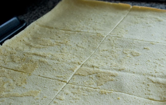 1. Этап. Бисквитный торт с шоколадом: 18. Теперь выложите корж на рабочую поверхность и аккуратно разрежьте каждый на 6 ровных кусочков.