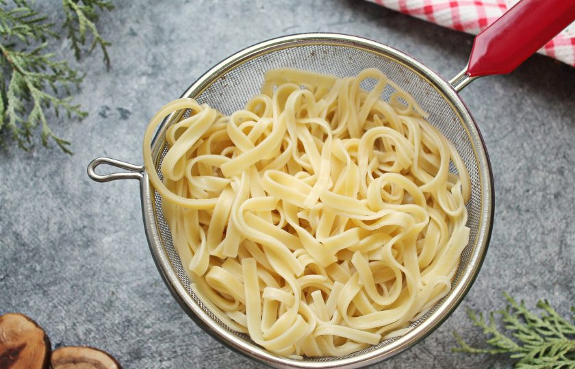 1. Этап. Паста Болоньезе классическая: В кипящей соленой воде отварите пасту, я взяла лингвини, до готовности и откиньте на сито. Дайте отвару стечь. Разложите пасту по порционным тарелкам, полейте соусом и сразу подавайте к столу.
