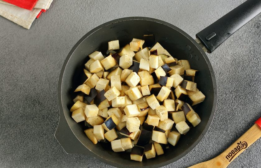 1. Этап. Паста с фаршем и баклажанами: Добавьте нарезанные кубиками баклажаны.