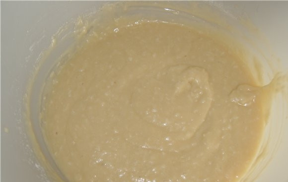 1. Этап. Бисквит в микроволновке: Добавляем муку , соль, молоко и разрыхлитель и быстро размешиваем все ложкой.