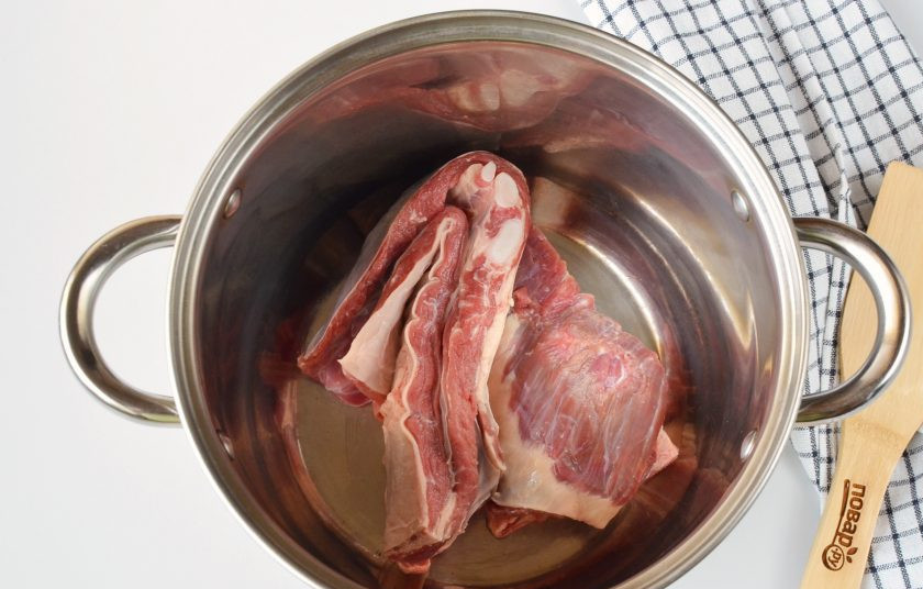 1. Этап. Борщ из маринованной свеклы: Вымойте телятину, выложите в большую кастрюлю (я варю в 5ти литровой), залейте холодной водой, доведите до кипения и варите 1,5 часа.