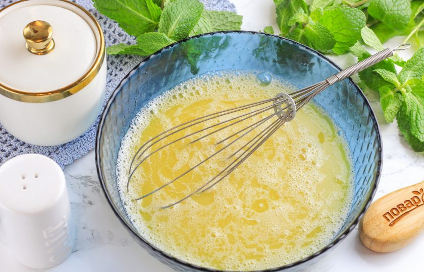 1. Этап. Хрустящие вафли на маргарине: Растопите маргарин в микроволновке или на водяной бане и влейте в емкость. Быстро все перемешайте.