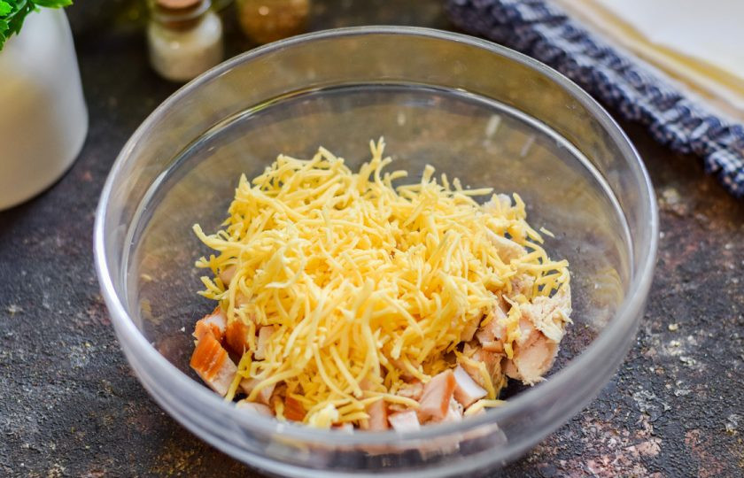 1. Этап. Салат Роза из огурцов: Твердый сыр натрите на мелкой терке и добавьте в салат.